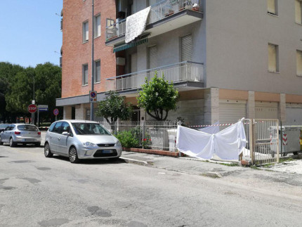 L'edificio da cui è caduto l'antennista deceduto in via Pasubio a Senigallia