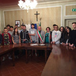 Il sindaco di Castelleone di Suasa, Carlo Manfredi, consegna la Costituzione ai neo maggiorenni in occasione della Festa della Repubblica (edizione 2016)