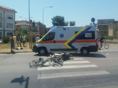 Incidente tra scooter e bicicletta sulla SS16 al Ponte Rosso