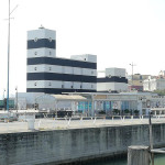 La banchina di levante del porto di Senigallia: davanti al faro si vede la sede degli Amici del Molo