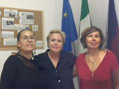 a sinistra la presidente del consiglio delle donne Michela Gambelli, la senatrice Amati e la vice presidente Patrizia Pasquali