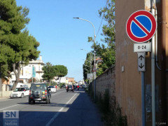 Divieto di sosta lungo via Sanzio (strada statale Adriatica) a Senigallia