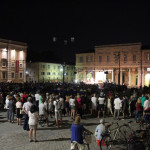 Il pubblico presente in piazza Garibaldi a Senigallia nell’ambito della rassegna “La Piazza Ritrovata”