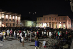 Il pubblico presente in piazza Garibaldi a Senigallia nell’ambito della rassegna “La Piazza Ritrovata”