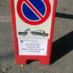 Il cartello di divieto di sosta per la manifestazione Summer Jamboree contiene un evidente errore