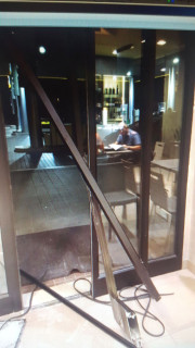 La vetrina spaccata durante il furto al bar Paola a Senigallia