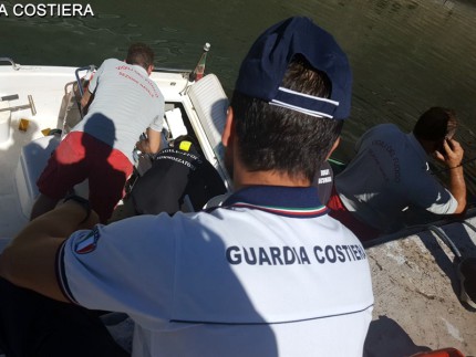 Barca affondata al porto