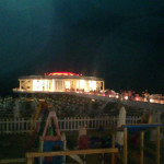 Rotonda illuminata di rosso