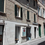 Il cartello in via Gramsci, con l'orario della ztl in centro storico a Ostra