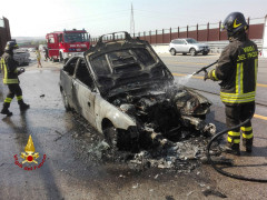 Un'autovettura si è incendiata al Km 206 della corsia nord dell'autostrada A14, poco dopo il casello di Montemarciano
