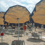 Ombrelloni divelti dal vento in spiaggia a Senigallia