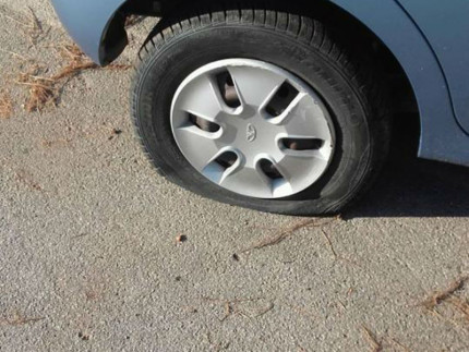 Gomme tagliate ad auto parcheggiate ai Giardini Morandi di Senigallia
