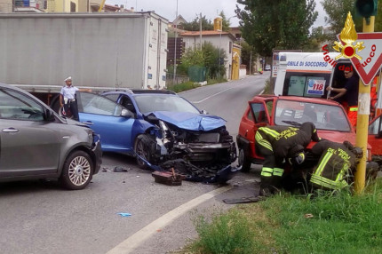Scontro tra tre vetture a Montemarciano, intervento di Vigili del fuoco e polizia municipale