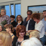 Il pubblico all'inaugurazione della mostra a Trecastelli "Un Passo Verso la Rinascita" sugli scatti delle ragazze yazide nel campo profughi di Khanke