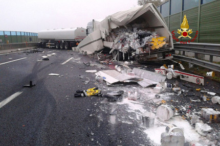 I due mezzi pesanti coinvolti nell'incidente sull'autostrada A14 tra Loreto e Civitanova Marche del 19 settembre