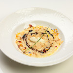 Risotto alla parmigiana con chenelle di ricotta, riduzione di lacrima di Morro d'Alba e petali di tartufo bianco - ricetta di Massimo Bomprezzi