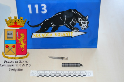 Coltello sequestrato dalla Polizia