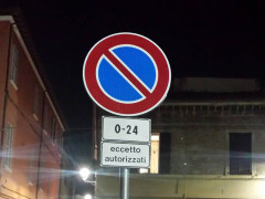 Divieto di sosta su via Mastai, dietro al Palazzo Municipale di Senigallia