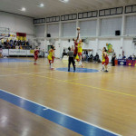 Palla a due tra Basket Giulianova 85 e Pallacanestro Senigallia