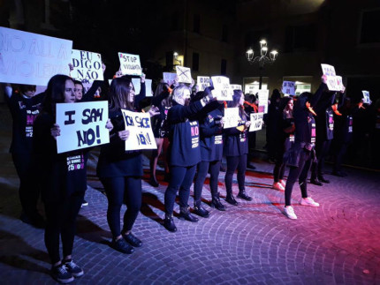 Flash mob a Senigallia nella giornata contro la violenza sulle donne-