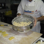 Preparazione della pasta fatta in casa al Ristorante Rosticceria Lo-Li di Senigallia