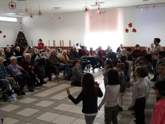 Bambini della scuola dell'infanzia Aquilone in visita all'Opera Pia per Natale