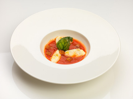 Zuppetta di pomodoro con gnocchetti di ricotta di bufala ed emulsione di basilico - ricetta di Antonio Vianello