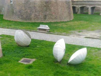 vandali in azione nei giardini della Rocca