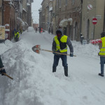 Migranti spalano neve ad Arcevia
