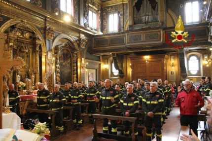 la cerimonia per la benedizione degli elmi del personale allievo vigile del fuoco