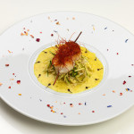 Steccone di cannella con capesante scottate, pepe di Voatsiperifery e pinzimonio croccante di stagione profumato alla vaniglia e zenzero - ricetta di Giacomo Pagnetti