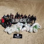 Volontari di Sea Shepherd impegnati nella pulizia della spiaggia libera a Senigallia