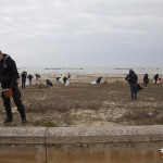 Volontari di Sea Shepherd impegnati nella pulizia della spiaggia libera a Senigallia
