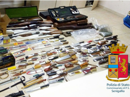 Armi e coltelli sequestrati dalla Polizia