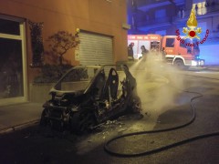 Incendio auto ad Ancona