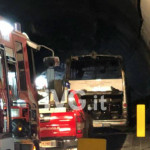 Autobus con 30 studenti di Senigallia va a fuoco in galleria