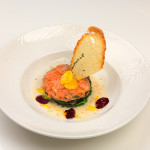 Millefoglie di insalatina di spinaci croccanti e due salmoni, con salsa crema di mozzarella di bufala ai tre pepi - ricetta di Giuseppe Minenna