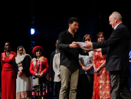 Mohamed Malih premia Mario Vichi per l'impegno per l'integrazione