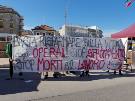 Potere al Popolo protesta a Senigallia contro morti e infortuni sul lavoro