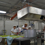 Staff di cucina al lavoro alla Festa del Cuntadin di Montignano di Senigallia