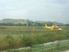 Incidente a Ciarnin di Senigallia, coinvolto ciclista, eliambulanza sul posto