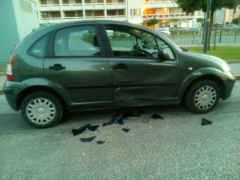 Danneggia un’auto in sosta e scappa