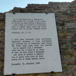 L'epigrafe con i versi della Divina Commedia che citano Senigallia