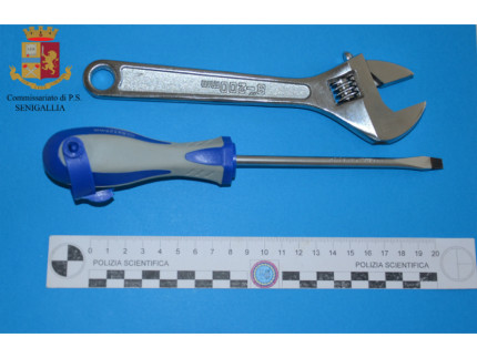 La Polizia le ha sorprese nella zona con degli arnesi da scasso