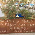 Scritte sulla fioriera non segnalata in via Portici Ercolani