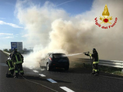 auto in fiamme sull’A14 tra i caselli di Montemarciano e Ancona Nord