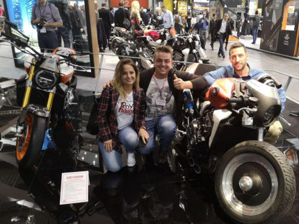 Hana Richtrova, Matteo Latini e Stefano Ferretti a Eicma 2018 con la loro moto "Rocket"