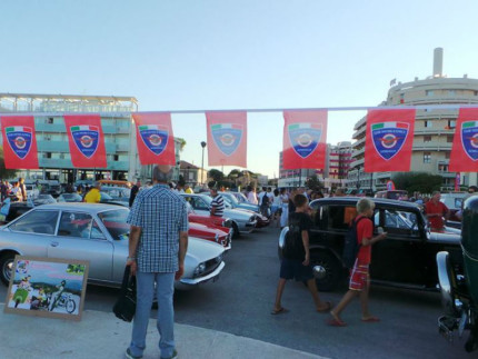 Il Club Motori d'Epoca di Senigallia su piazzale della Libertà