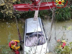 Auto in canale a Ostra