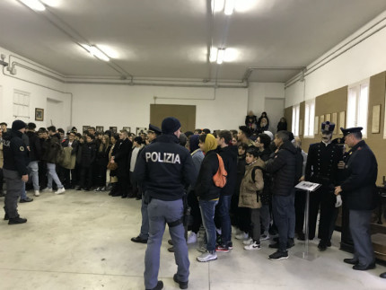 Visita studenti polo Polizia via Sanzio